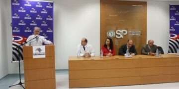 Dr. José Roberto Ferraro, superintendente do Hospital São Paulo (púlpito). À mesa: dr.Flávio Faloppa, presidente do Conselho Gestor do Hospital São Paulo/HU/EPM, Soraya Smaili, reitora da UNIFESP, Geraldo Alckmin, governador do Estado de São Paulo, e dr. Giovanni Guido Cerri, secretário de Estado da Saúde de São Paulo.