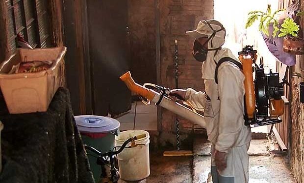 Agente de saúde faz ação para combate à dengue em Campinas (Foto: Reprodução EPTV)