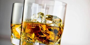 O que é beber em binge? Quem são os brasileiros que costumam beber nesse padrão?