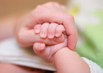 Cai mortalidade de crianças com menos de 5 anos