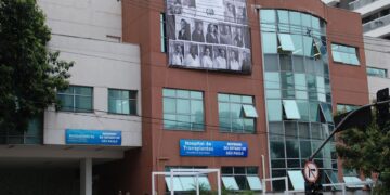 Hospital homenageia seus transplantados com fotos gigantes na fachada