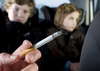 Inglaterra proíbe fumar dentro de carros com crianças