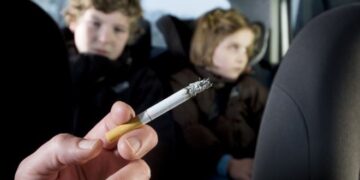 Inglaterra proíbe fumar dentro de carros com crianças