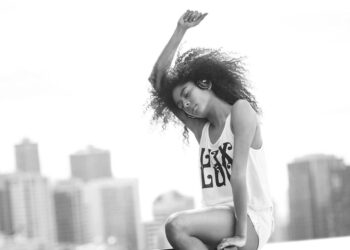 Música alta pode levar um bilhão de jovens a surdez; saiba como se proteger