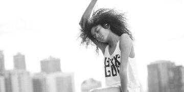 Música alta pode levar um bilhão de jovens a surdez; saiba como se proteger