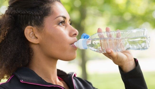 Água fornece nutrientes e outras coisas, regula a temperatura e lubrifica os olhos e articulações