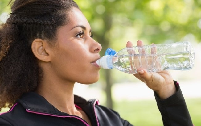 Água fornece nutrientes e outras coisas, regula a temperatura e lubrifica os olhos e articulações