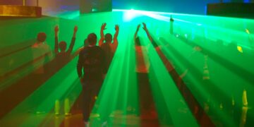 Poppers, o inalante de raves, house parties e club scene, nunca saiu de cena