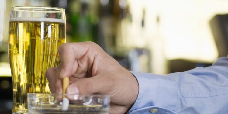 Alcoólicos Anônimos realiza reuniões à distância Thinkstock/Getty Images
