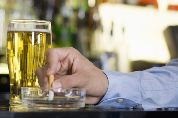 Alcoólicos Anônimos realiza reuniões à distância Thinkstock/Getty Images