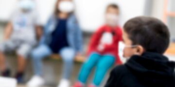 Covid-19 em crianças é menos frequente, mas exige atenção