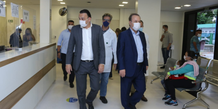 Felicio estava acompanhado do secretário Eleuses Paiva e do diretor do Hospital Municipal, Carlos Maganha - Foto: Adenir Britto/PMSJC