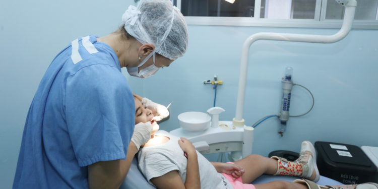 A menina Ruth é paciente da equipe de odontologia exclusiva para pessoas com deficiência do Hospital Municipal - Foto: Adenir Britto/PMSJC