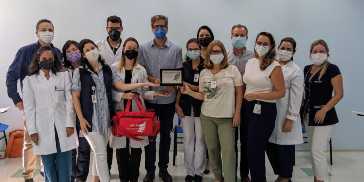 Equipe do Hospital Municipal recebe placa de reconhecimento pela qualidade no atendimento - Foto: PMSJC