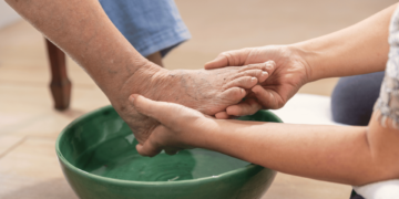 PAI Vila EMA orienta pacientes idosos diabéticos sobre cuidados com os pés