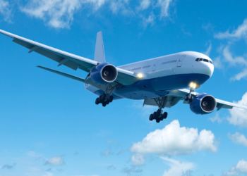 Cuidados necessários para o conforto de bebês e crianças em viagens aéreas