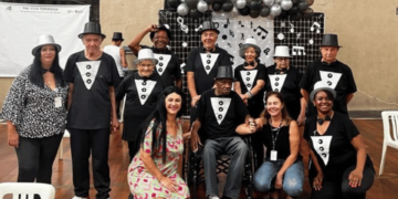 Baile Prateado anima os participantes em comemoração ao mês do idoso