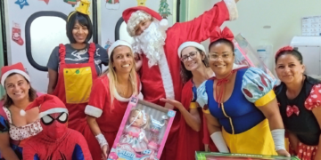 Crianças internadas no HMB recebem visita do Papai Noel e de super-heróis