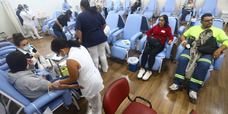 Pessoas com sintomas de dengue são atendidas no Centro de Referência instalado ao lado do hospital - Foto: Claudio Vieira/PMSJC