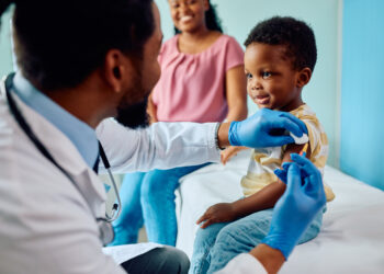 criança cumprindo a caderneta de vacinação