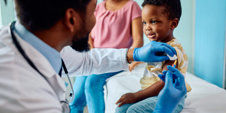 criança cumprindo a caderneta de vacinação