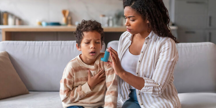 mãe realizando o controle de asma em crianças