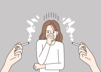 desenho mostrando o que é fumo passivo, com uma mulher ao centro sendo afetada pela fumaça de dois cigarros