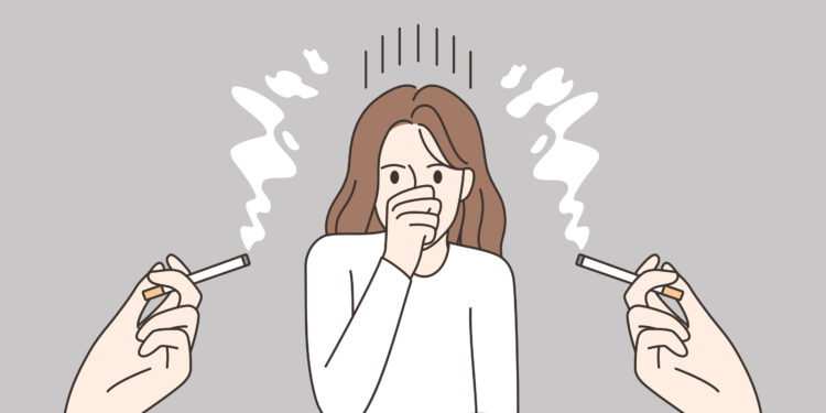 desenho mostrando o que é fumo passivo, com uma mulher ao centro sendo afetada pela fumaça de dois cigarros