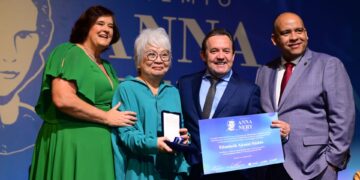 Elizabeth Akemi recebe Prêmio Anna Nery do Conselho Federal de Enfermagem (Confen)