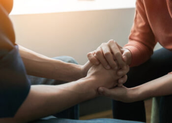 caps o que é mãos segurando