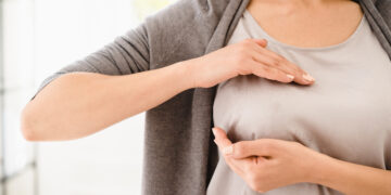 Descubra a importância da detecção do câncer de mama no início dos sintomas e como a mamografia pode salvar vidas especialmente para grupos de risco