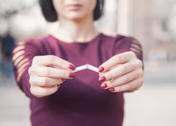 consequências do tabagismo pessoa partindo cigarro ao meio