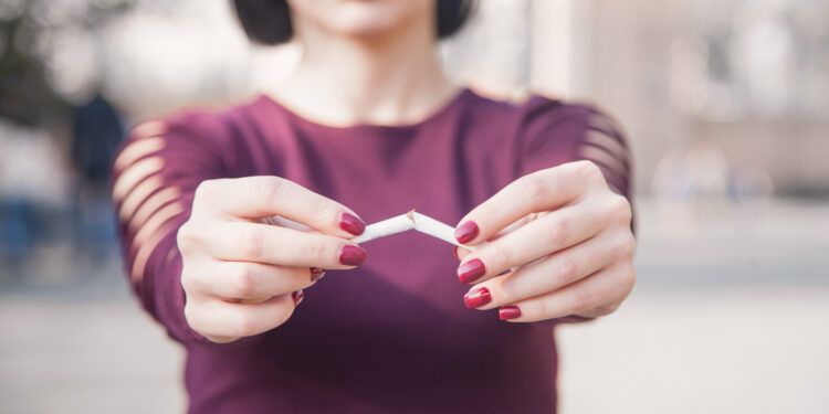 consequências do tabagismo pessoa partindo cigarro ao meio