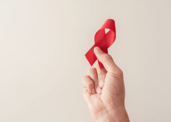 fita vermelha simboliza diferença entre hiv e aids