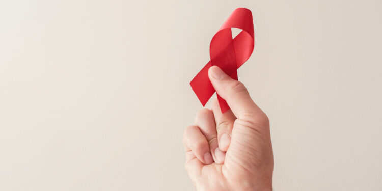 fita vermelha simboliza diferença entre hiv e aids