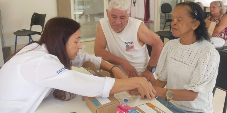 Ação com a farmacêutica responsável técnica (RT), Larissa Lima de Castro da UBS Pro Morar