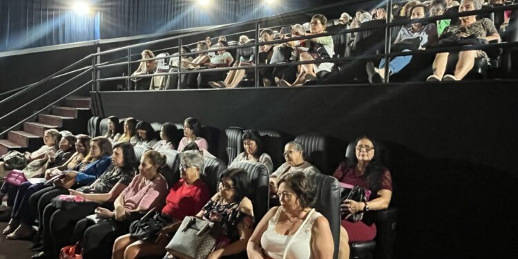 Pacientes em tratamento contra o câncer em sessão de cinema oferecida pelo Hospital São Paulo