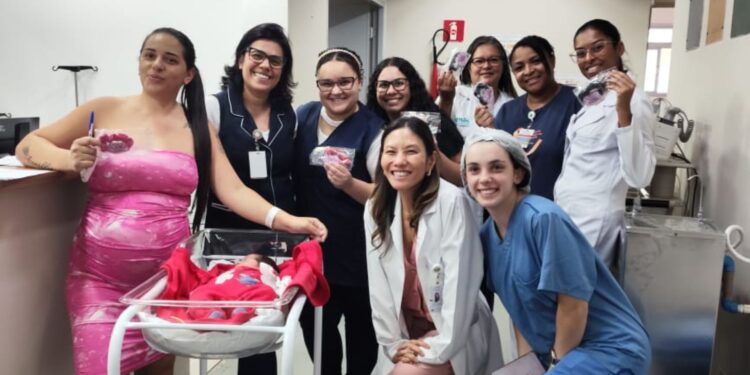 Pacientes e colaboradoras do Hospital Municipal Vereador José Storopolli celebrando o Dia das Mães