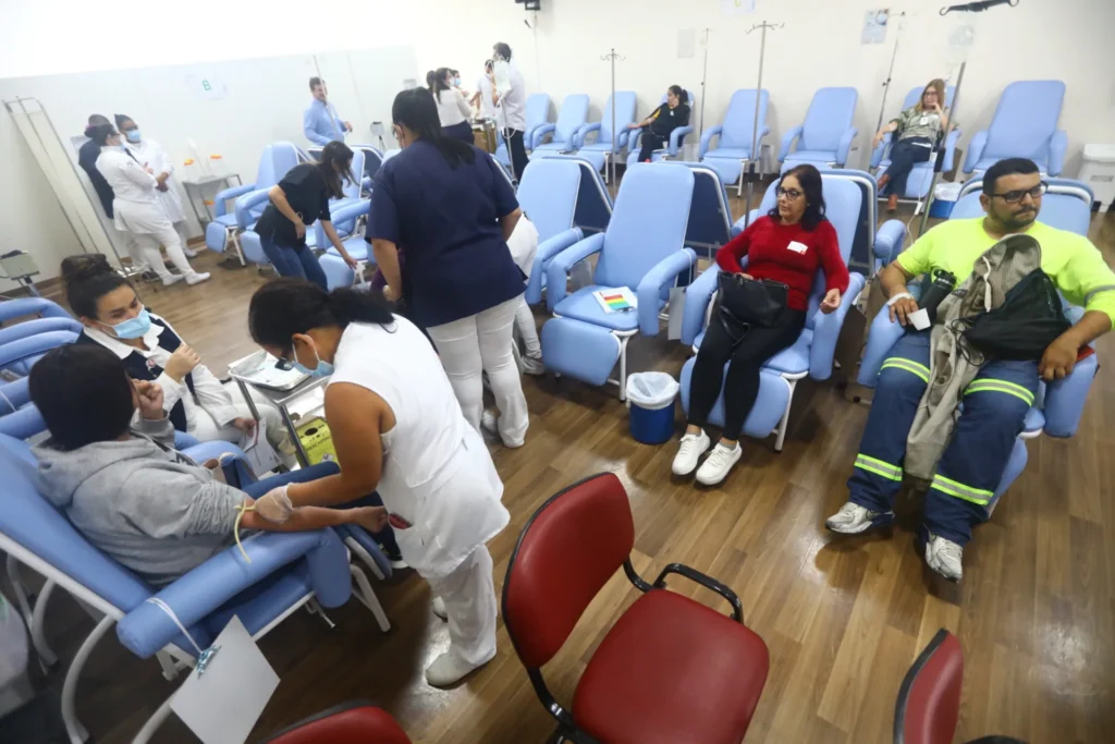 Pessoas com sintomas de dengue são atendidas no Centro de Referência instalado ao lado do hospital - Foto: Claudio Vieira/PMSJC