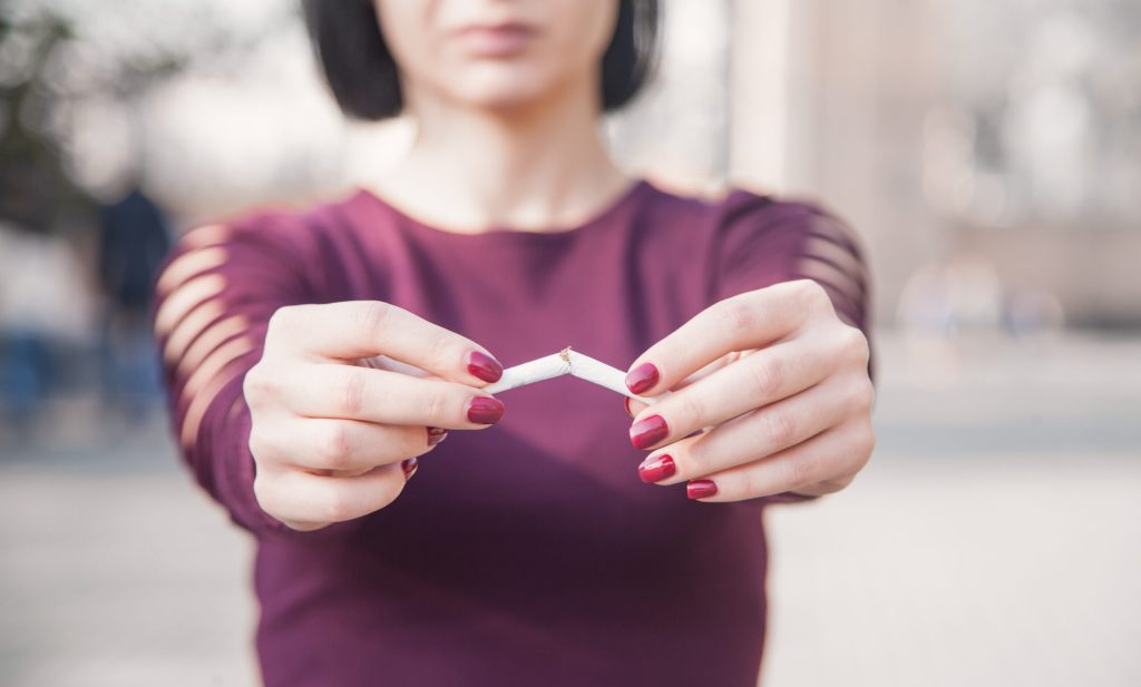 consequências do tabagismo pessoa partindo cigarro ao meio||