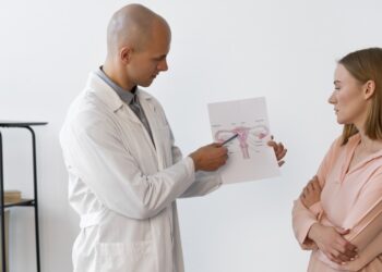 medico dando explicacoes a uma paciente