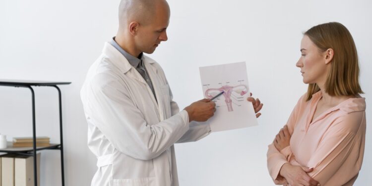 medico dando explicacoes a uma paciente