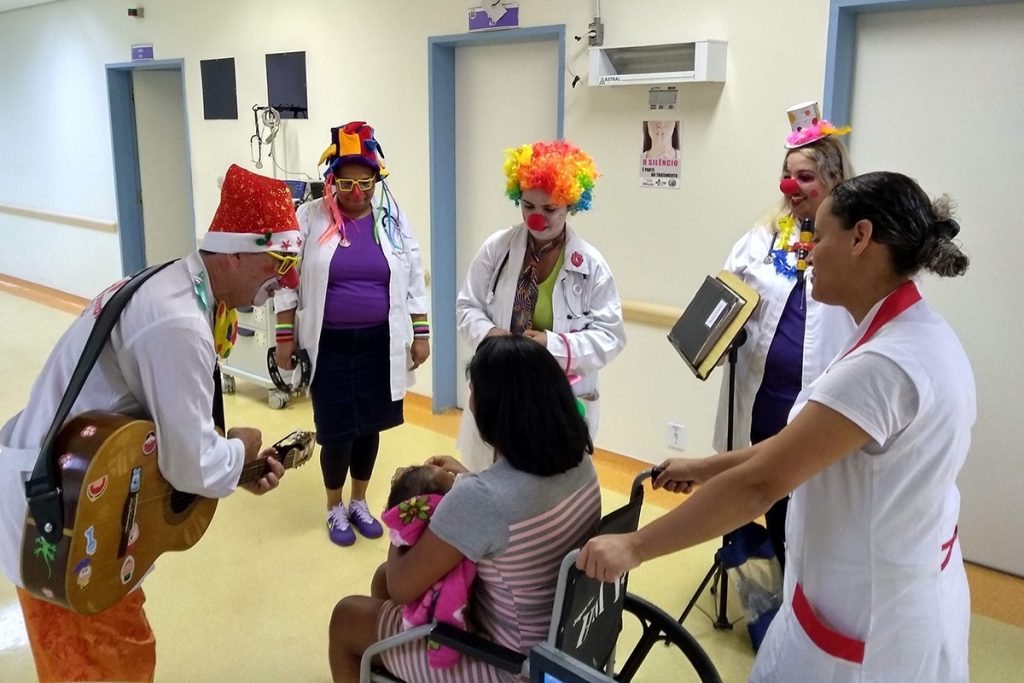 |02|Voluntários cantam para os pacientes