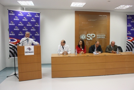 superintendente do Hospital São Paulo (púlpito). À mesa: dr.Flávio Faloppa