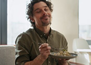 Homem saboreando refeição com prazer e atenção plena.