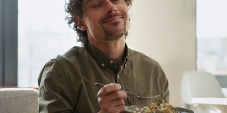 Homem saboreando refeição com prazer e atenção plena.
