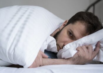 homem deitado em uma cama