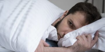 homem deitado em uma cama