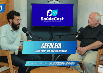 Foto em estúdio do SaúdeCast em podcast sobre cefaleia. Dr. Flavio Rezende e Dr. Ronaldo Laranjeira sentados em cadeiras, lado a lado.