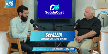 Foto em estúdio do SaúdeCast em podcast sobre cefaleia. Dr. Flavio Rezende e Dr. Ronaldo Laranjeira sentados em cadeiras, lado a lado.